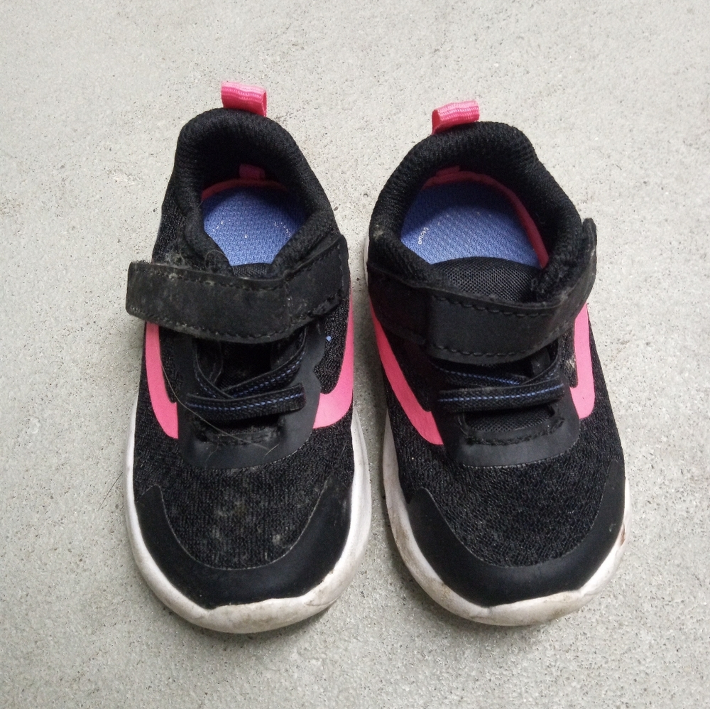 2 pairs of kids sneackers